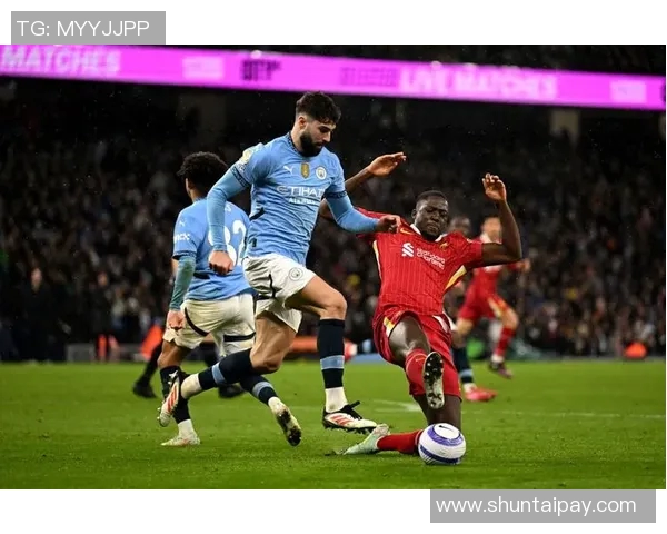 曼城主场逆转利物浦以二比一获胜展现强大实力 曼城主场逆转利物浦以二比一获胜展现强大实力