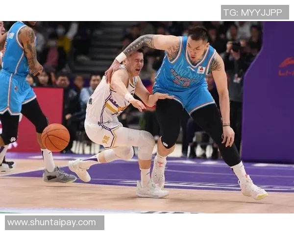 陶汉林在篮球场上的传奇之路与个人成长故事的深度剖析 陶汉林在篮球场上的传奇之路与个人成长故事的深度剖析